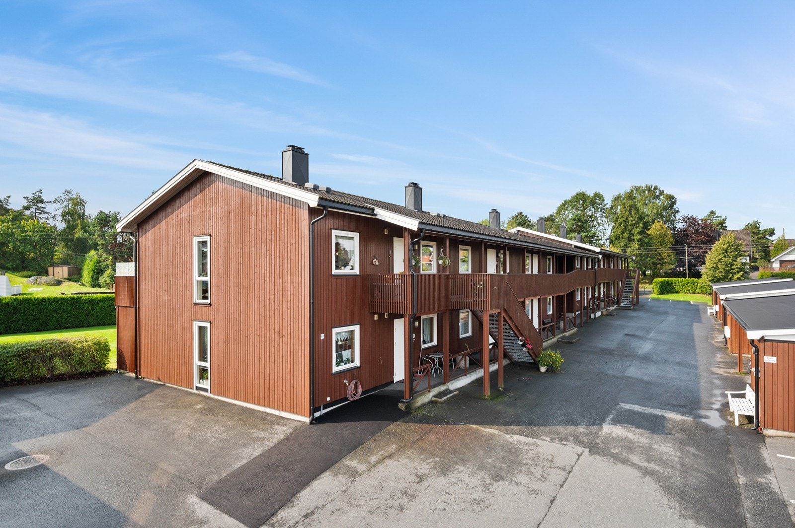 Borettslagets har felles eiet tomt som har asfalterte vei- og parkeringsområder Galleribilde