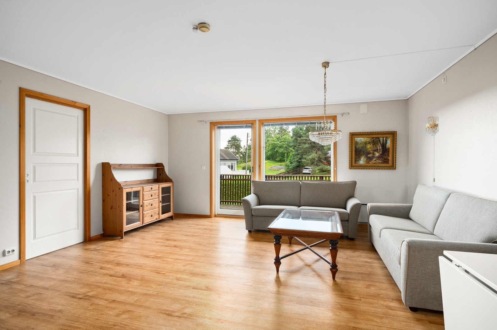 Det er også gode vindusflater som gir naturlig lys i leiligheten Galleribilde