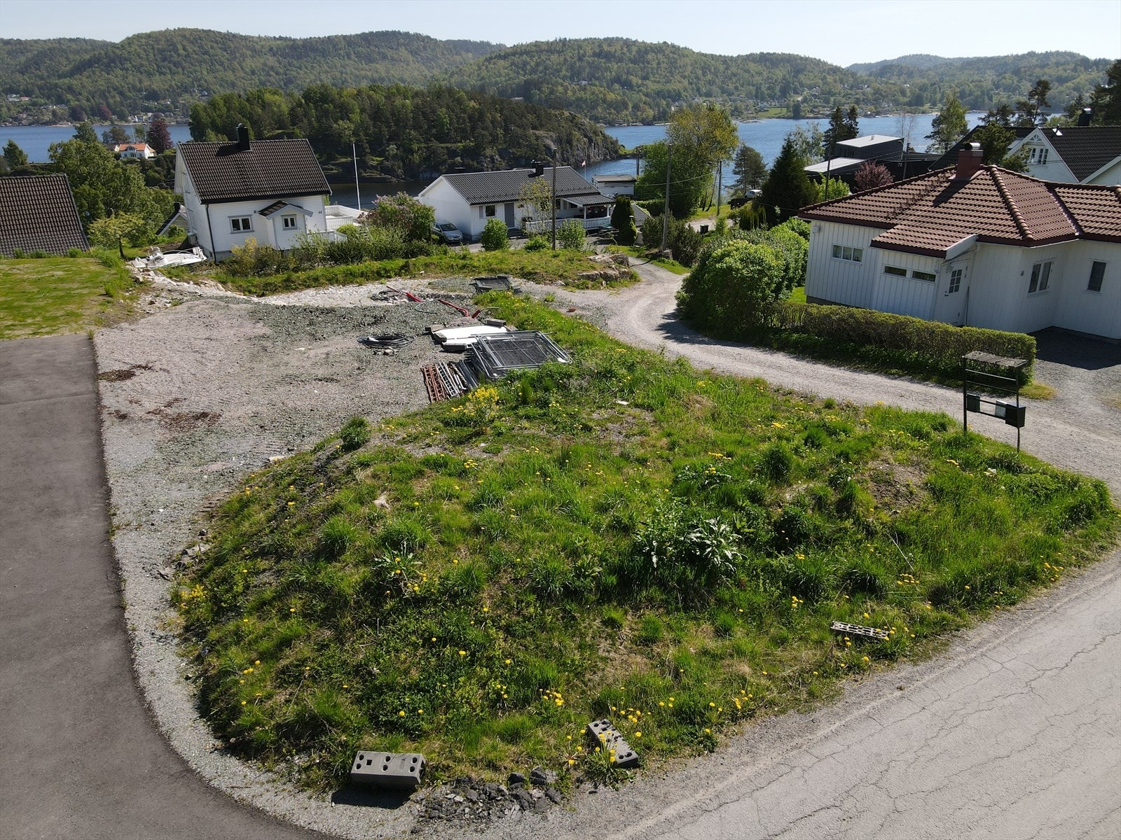 Tomten ligger fint til og med nydelige solforhold. Galleribilde