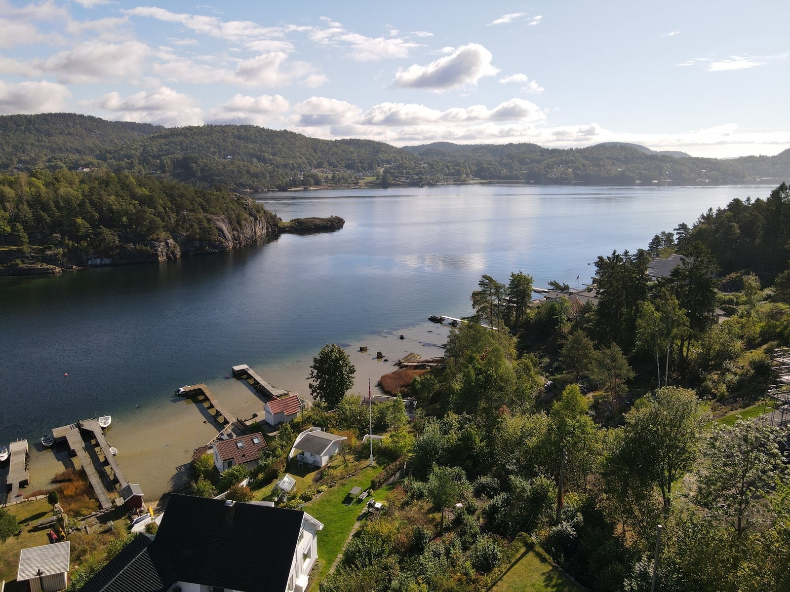 Med tomtene medfølger det en strandrett nedenfor Damfaret. Galleribilde