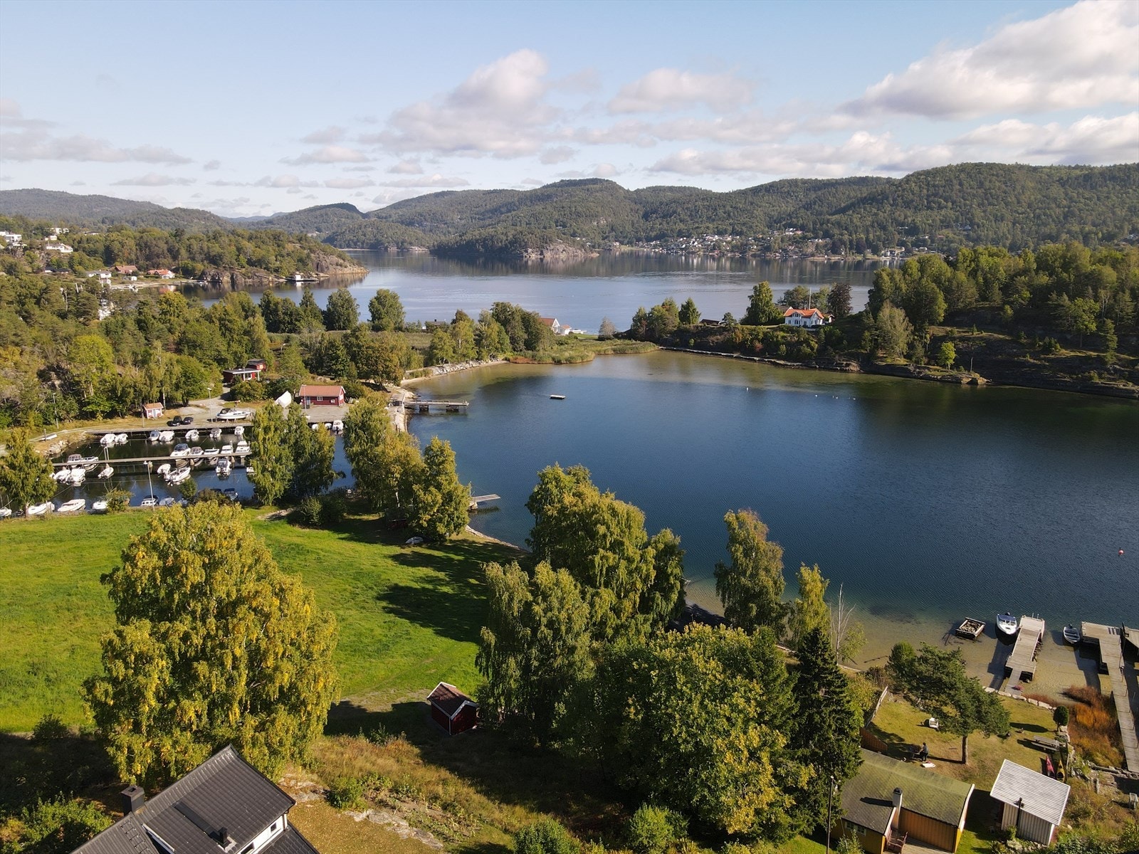 Tomten ligger i nærheten av Eidangerfjorden med et yrende båtliv på sommeren. Galleribilde