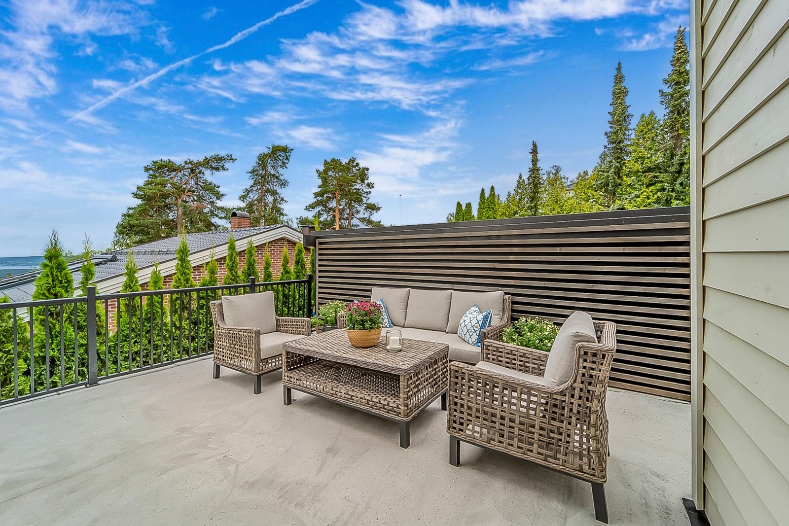 Stor deilig terrasse med nydelig utsikt Galleribilde