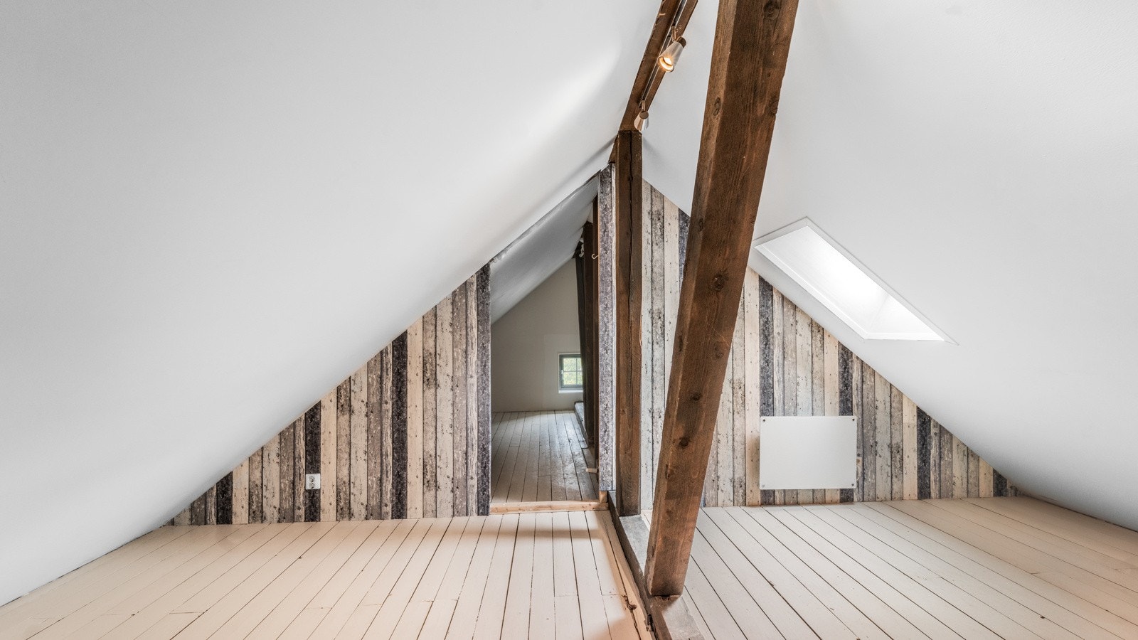 Stort, innredet loft Galleribilde