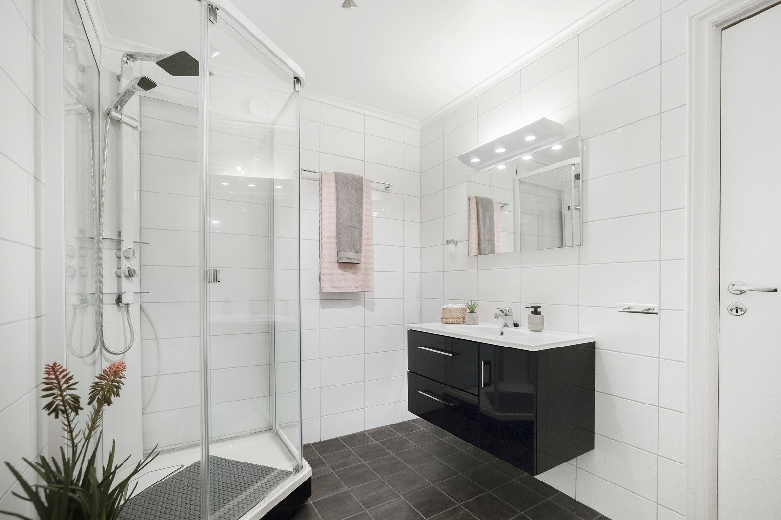 Badet er delikat med flislagte overflater, gulvvarme, mekanisk avtrekk og regnfallsdusj i kabinett. Galleribilde