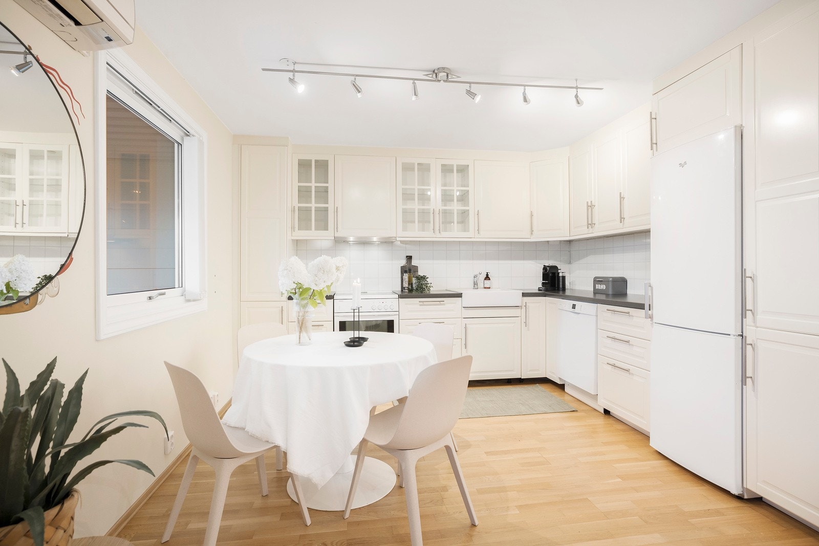 Innredningen er i klassisk stil med lyse, profilerte fronter, vitrineskap, laminatbenkeplate og oppvaskkum i porselen. Galleribilde