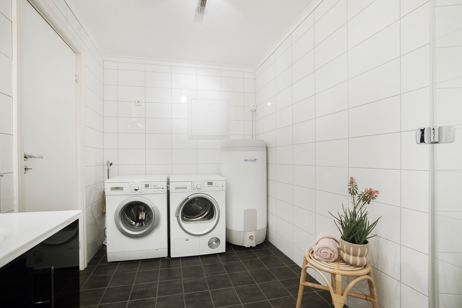 Badet har plass til både vaskemaskin, tørketrommel og en 200 liters varmtvannsbereder. Galleribilde