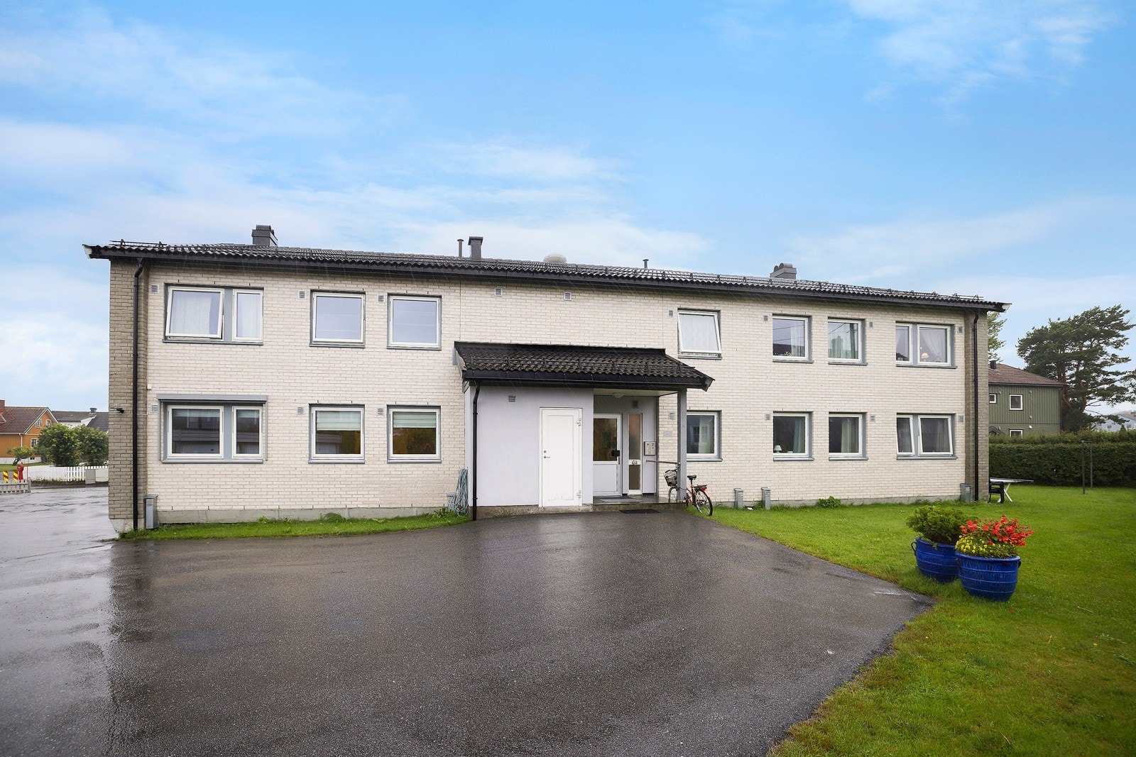 Dette er et attraktivt boligområde med kort gangavstand til både bussholdeplass, butikker, sentrum og fine strender. Galleribilde