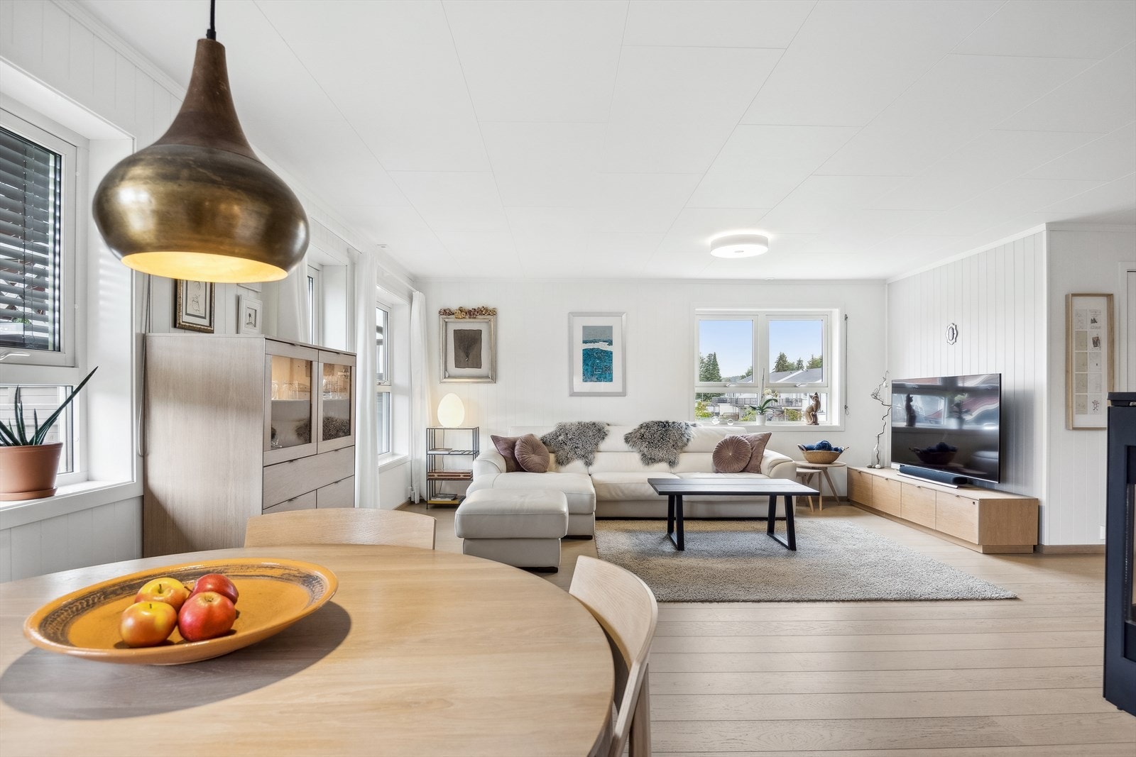 Stuen er romslig med flere møbleringsmuligheter. Galleribilde