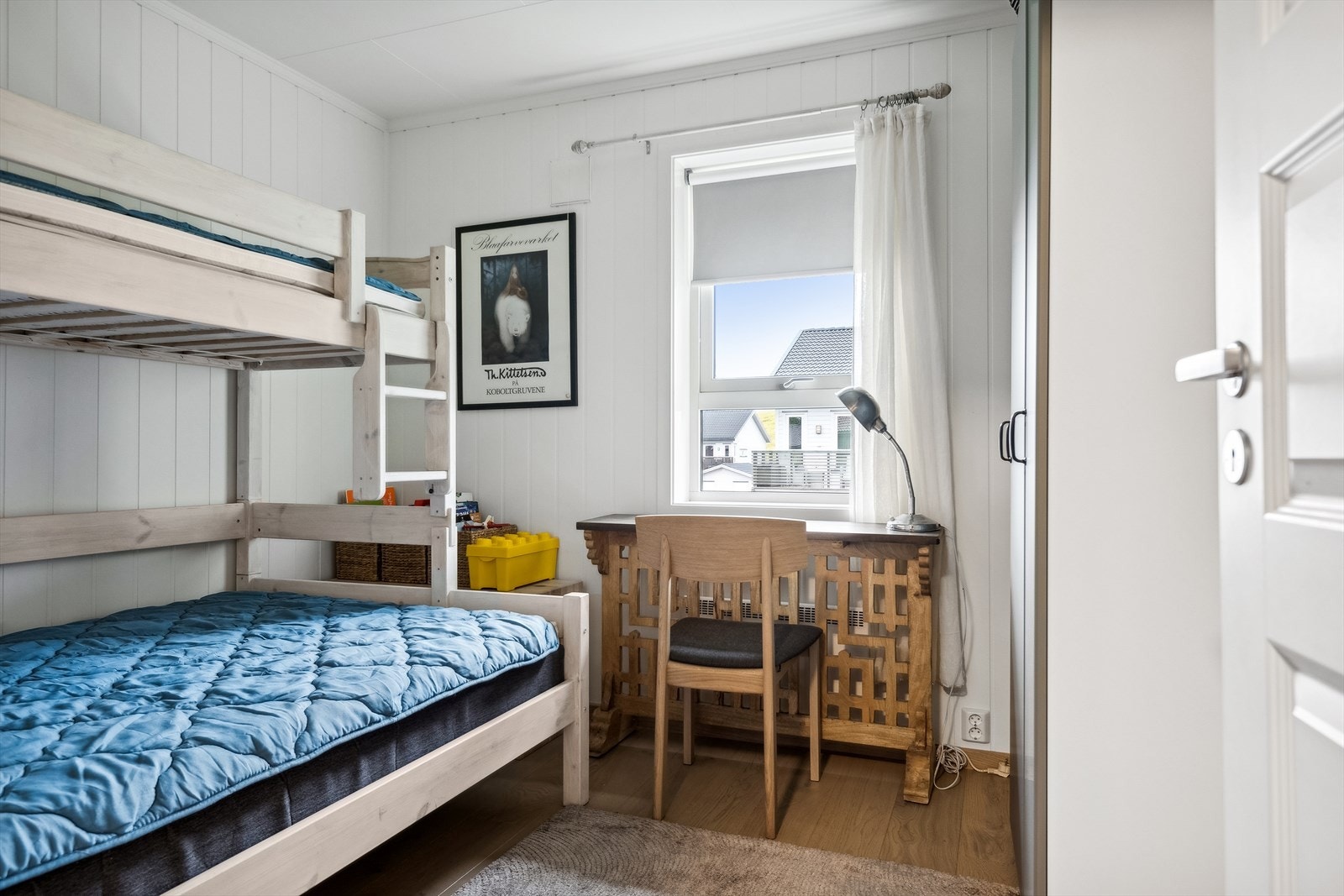 Alle soverommene har god plass for seng, garderobeskap/kommode. Galleribilde