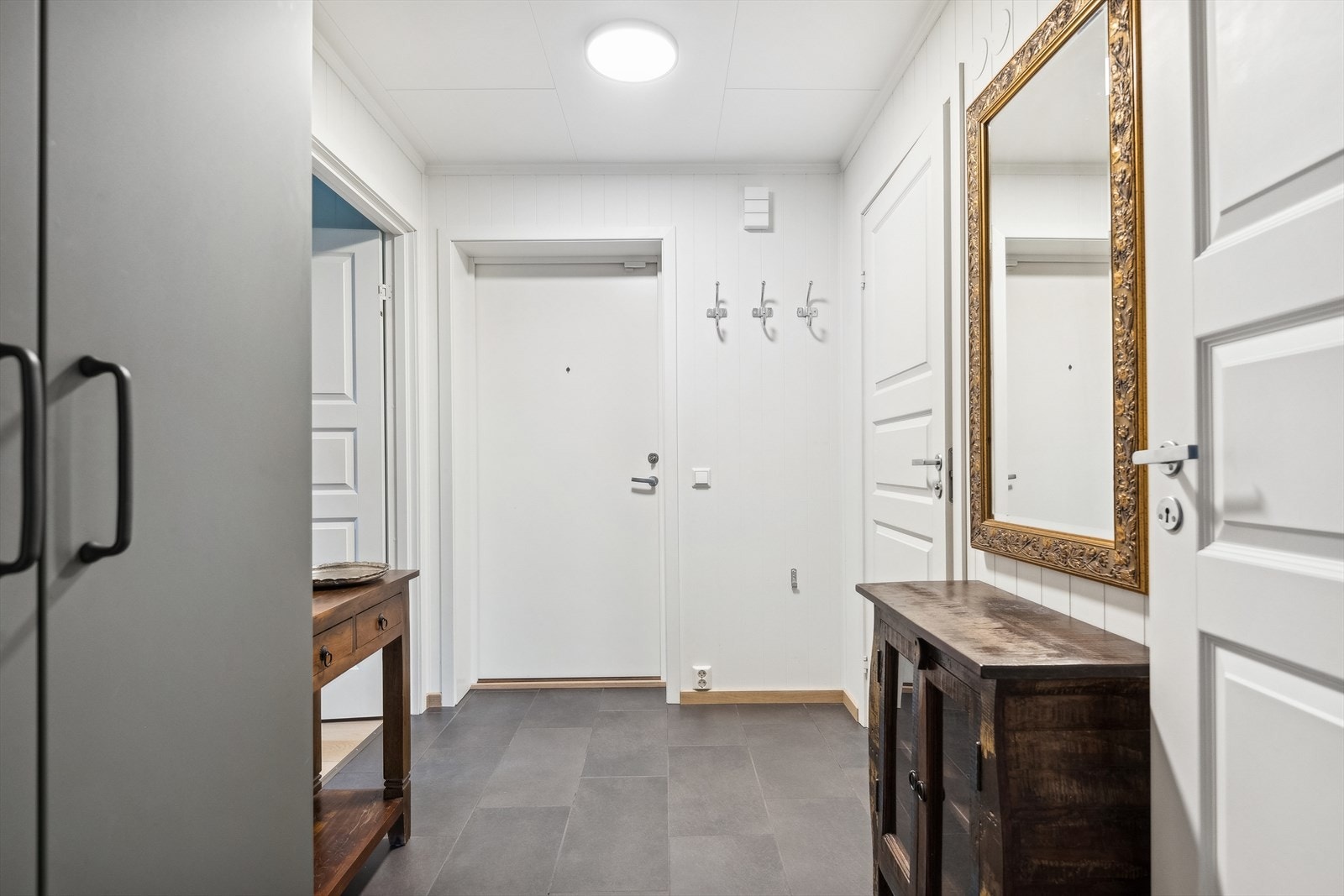 Man ønskes velkommen i en lys og romslig entré. Galleribilde