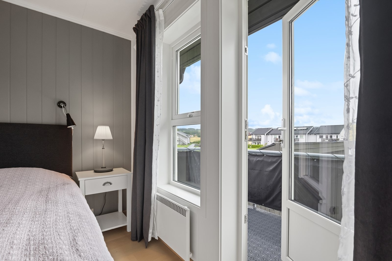 Fra hovedsoverom er det utgang til balkong orientert mot nord. Galleribilde