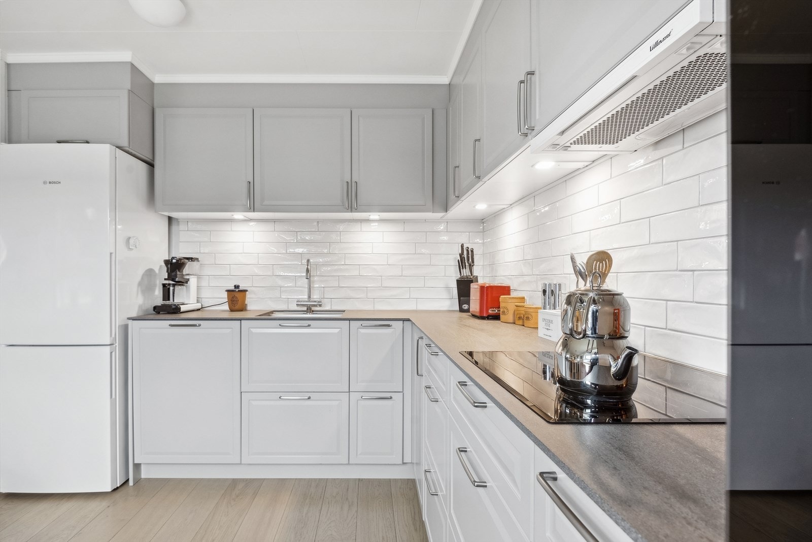 Innredningen har godt med skap- og benkeplass. Benkeplate i stein. Galleribilde