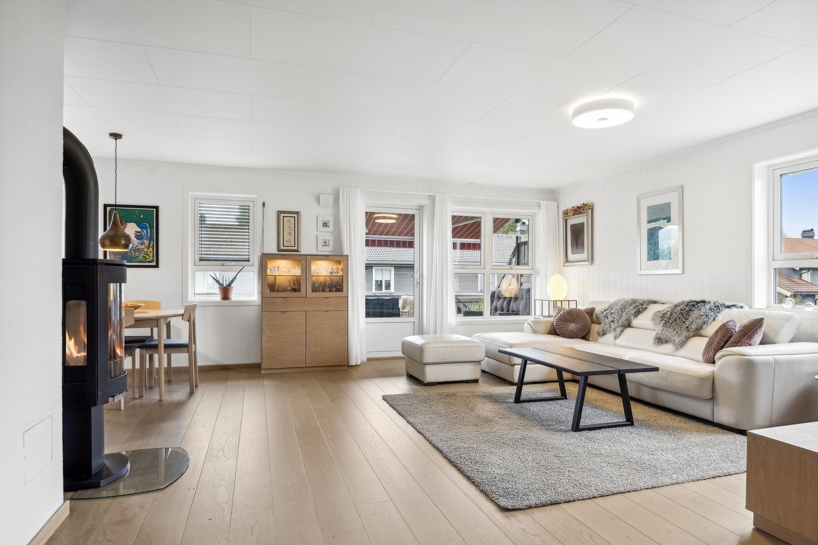 Videre kommer man inn i en lys stue. Galleribilde