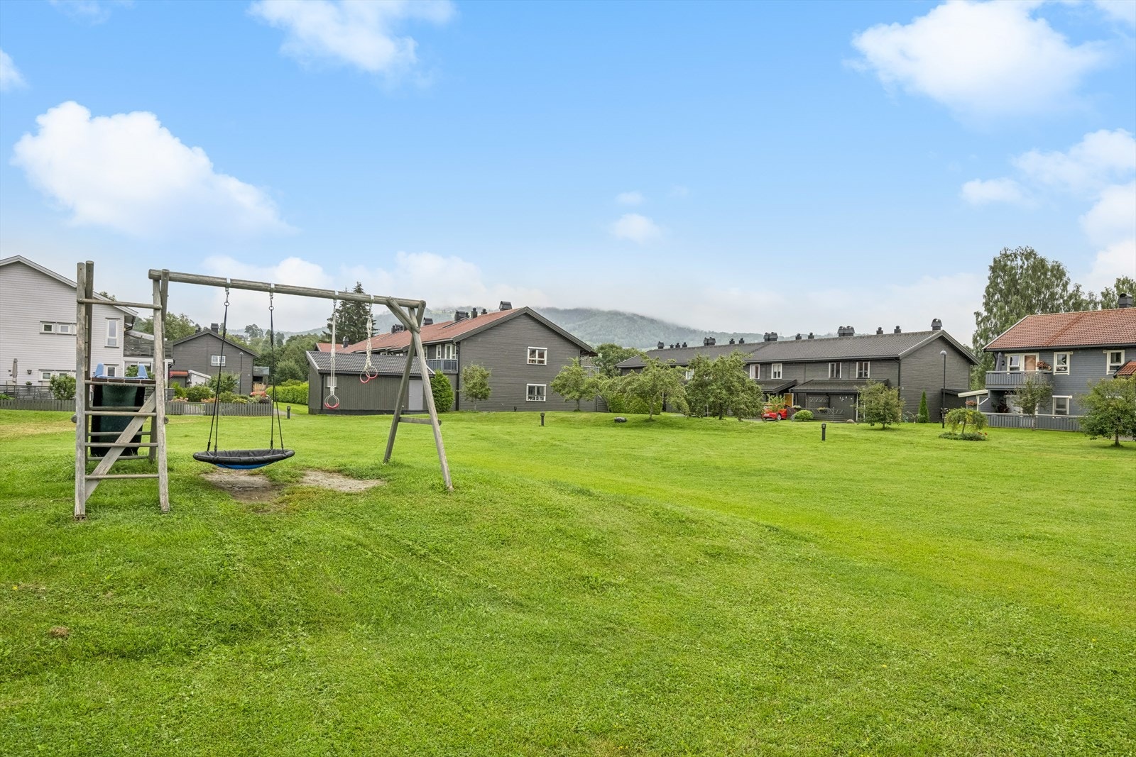 På felles tomt er det fine uteplasser med lekestativ og sittegrupper. Galleribilde