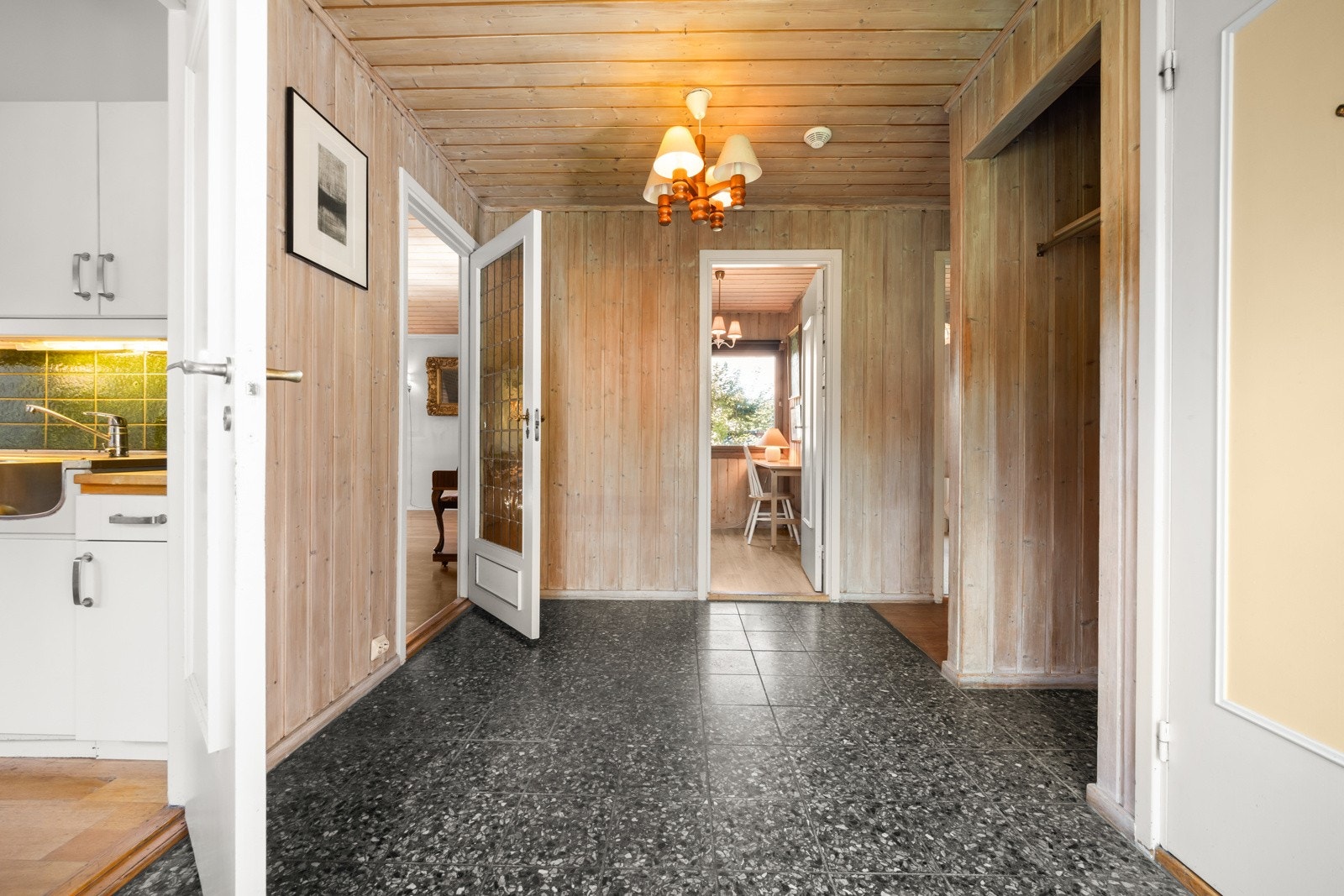 Boligen har en romslig entré/hall. Galleribilde