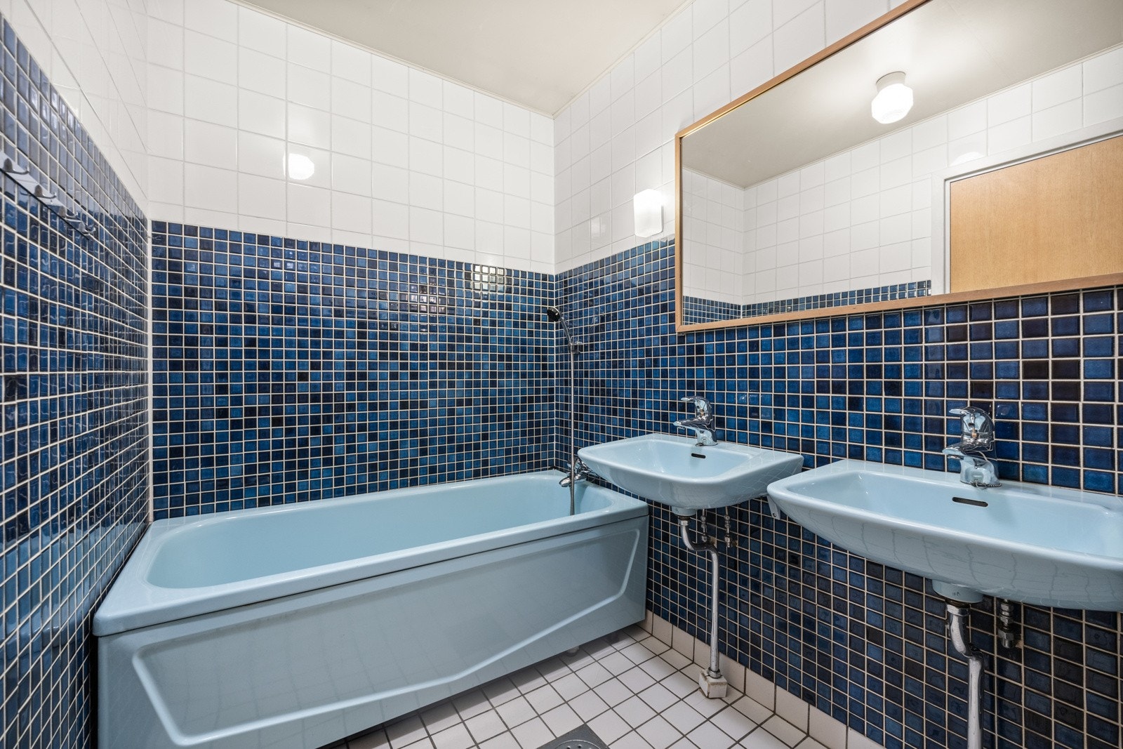 Baderommet har også et badekar. Galleribilde