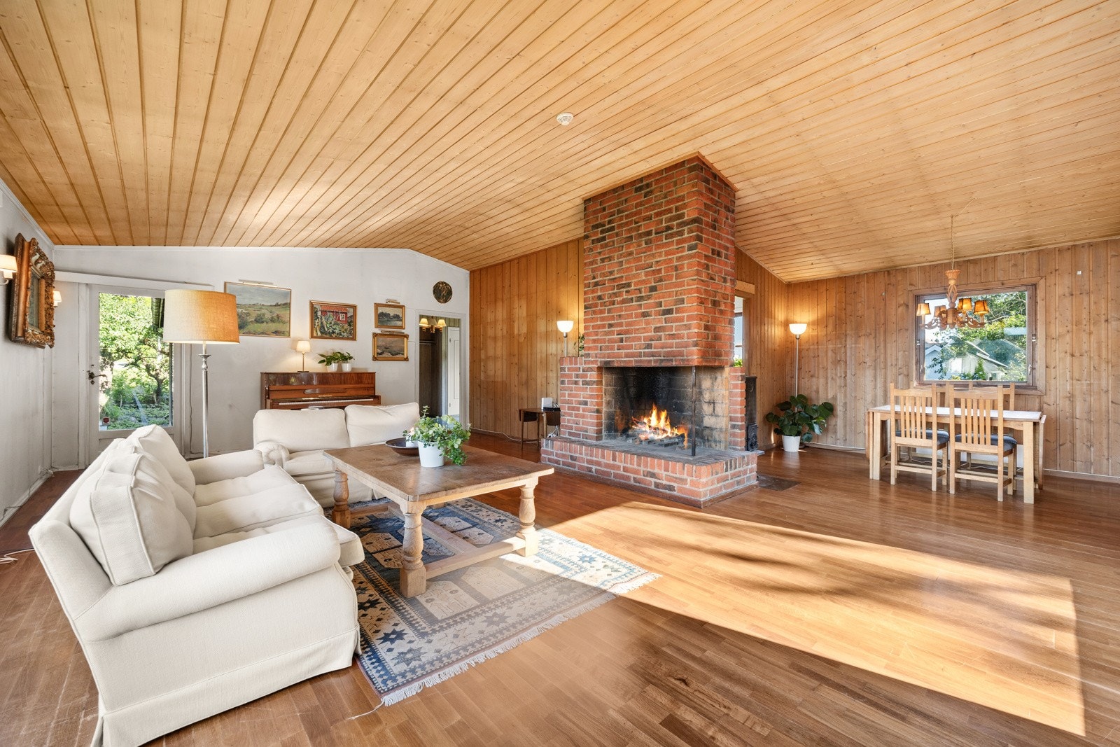 Sentralt i stuen er det en peis som gir varme og hygge under kjøligere dager. Galleribilde