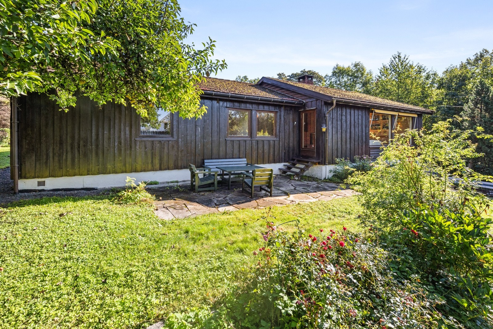 Hagen er frodig og strekker seg rundt hele boligen. Galleribilde