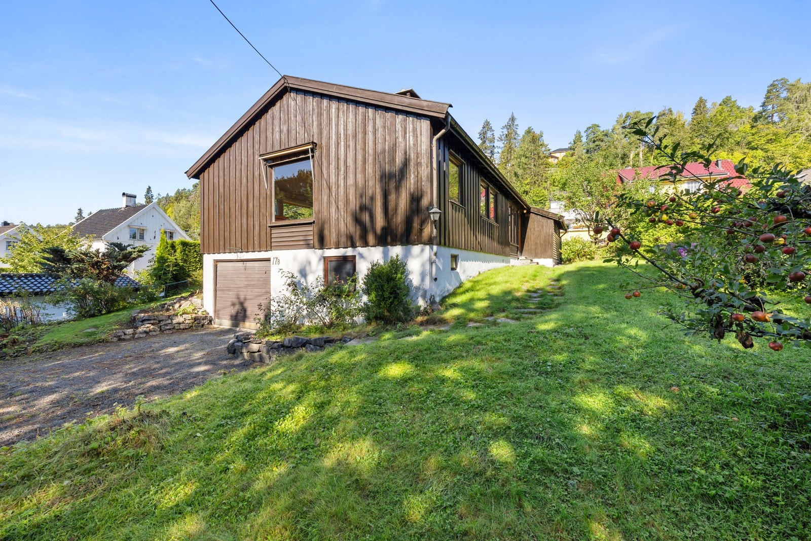 Eiendommen ligger usjenert og idyllisk til i et etablert, stille og meget barnevennlig boområde. Galleribilde