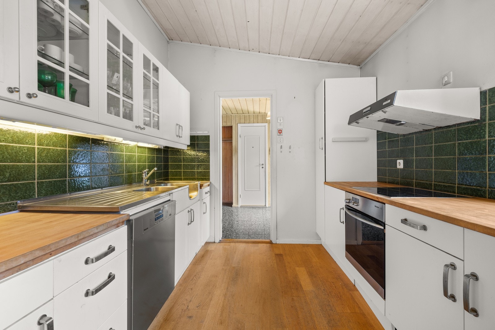 Det er opplegg til oppvaskmaskin. Oppvaskbenk er fra byggeår, øvrig innredning er sannsynligvis fra 90 tallet. Galleribilde