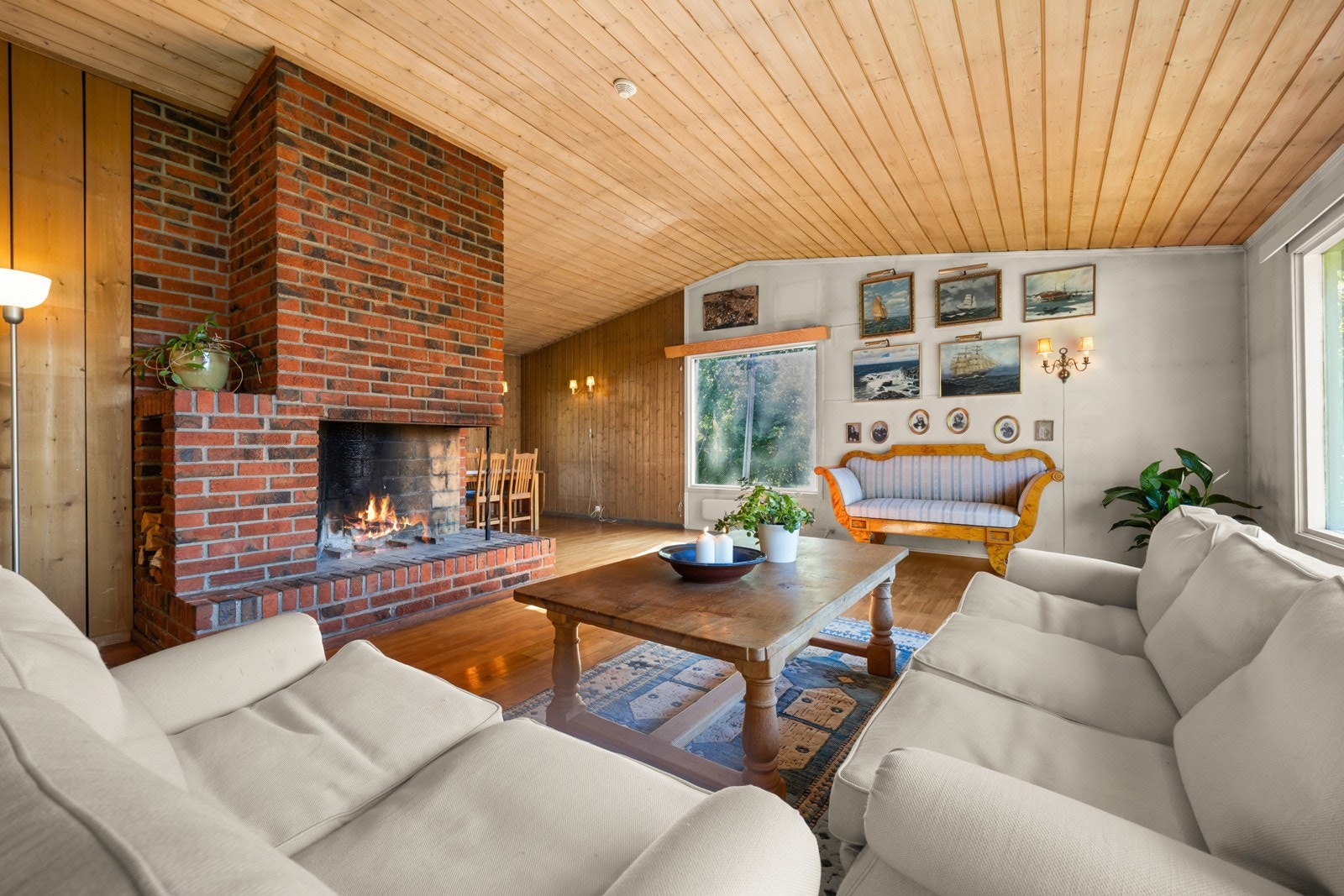 Grunnet den praktiske planløsningen kan stuen enkelt innredes i flere soner. Galleribilde