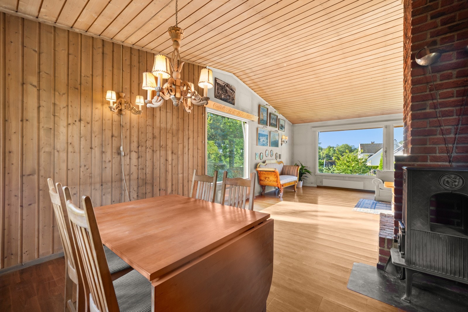 En spisestuedel har god plass til langbord for hele familien. Galleribilde