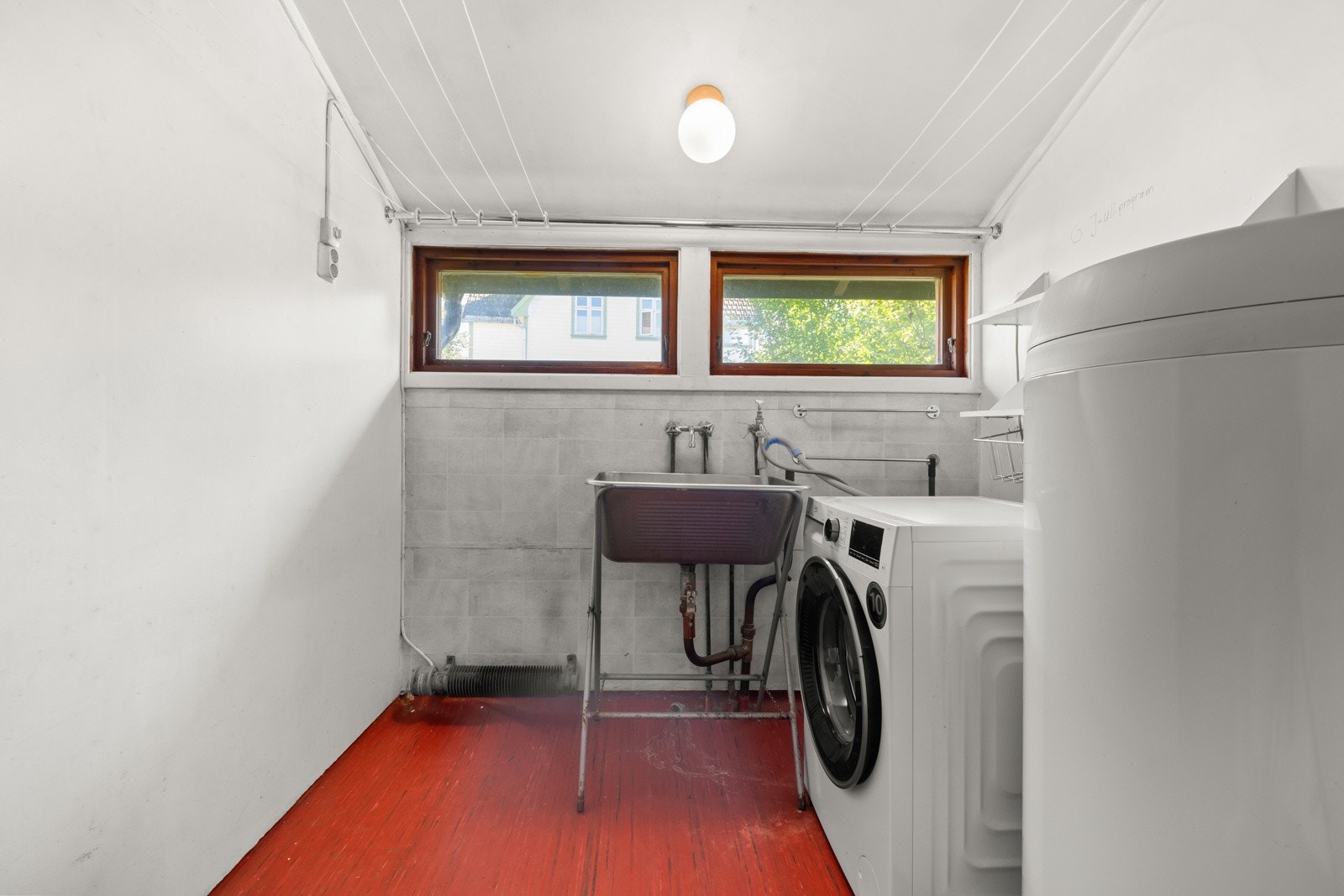 Vaskerom med opplegg for vaskemaskin. Galleribilde