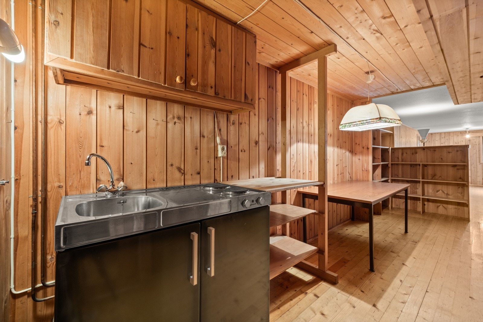 Rommet har også en kjøkkenbenk. Galleribilde