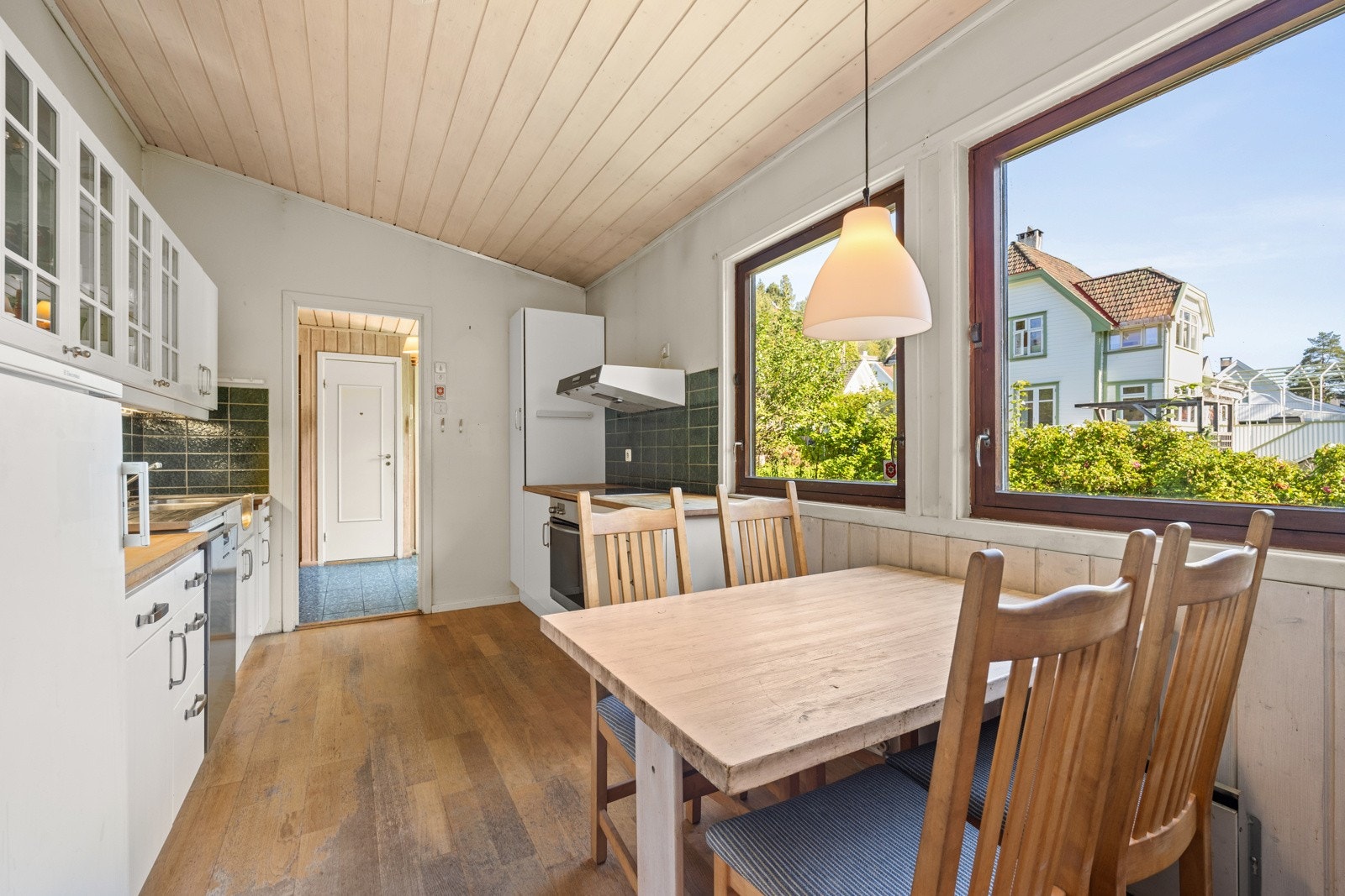 Ved kjøkkenet er det også plass til en liten spisegruppe. Galleribilde