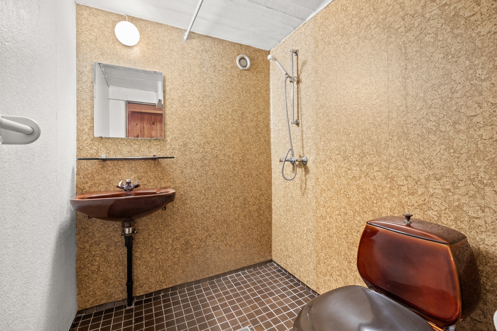 Baderom i u. etasje. Galleribilde