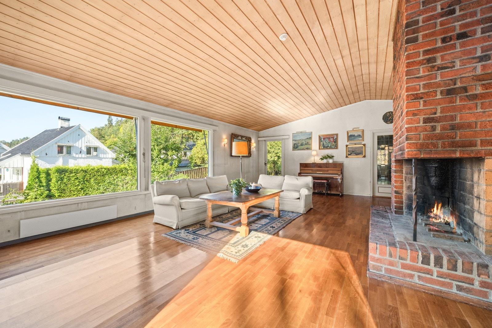 Boligens stue er lys og romslig med store vindusflater som gir rikelig med lysinnslipp. Her har du også utgang til boligens hage. Galleribilde