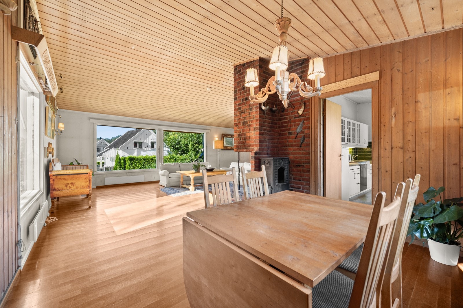 Fra spisestuedelen har du direkte tilgang til kjøkkenet. Galleribilde