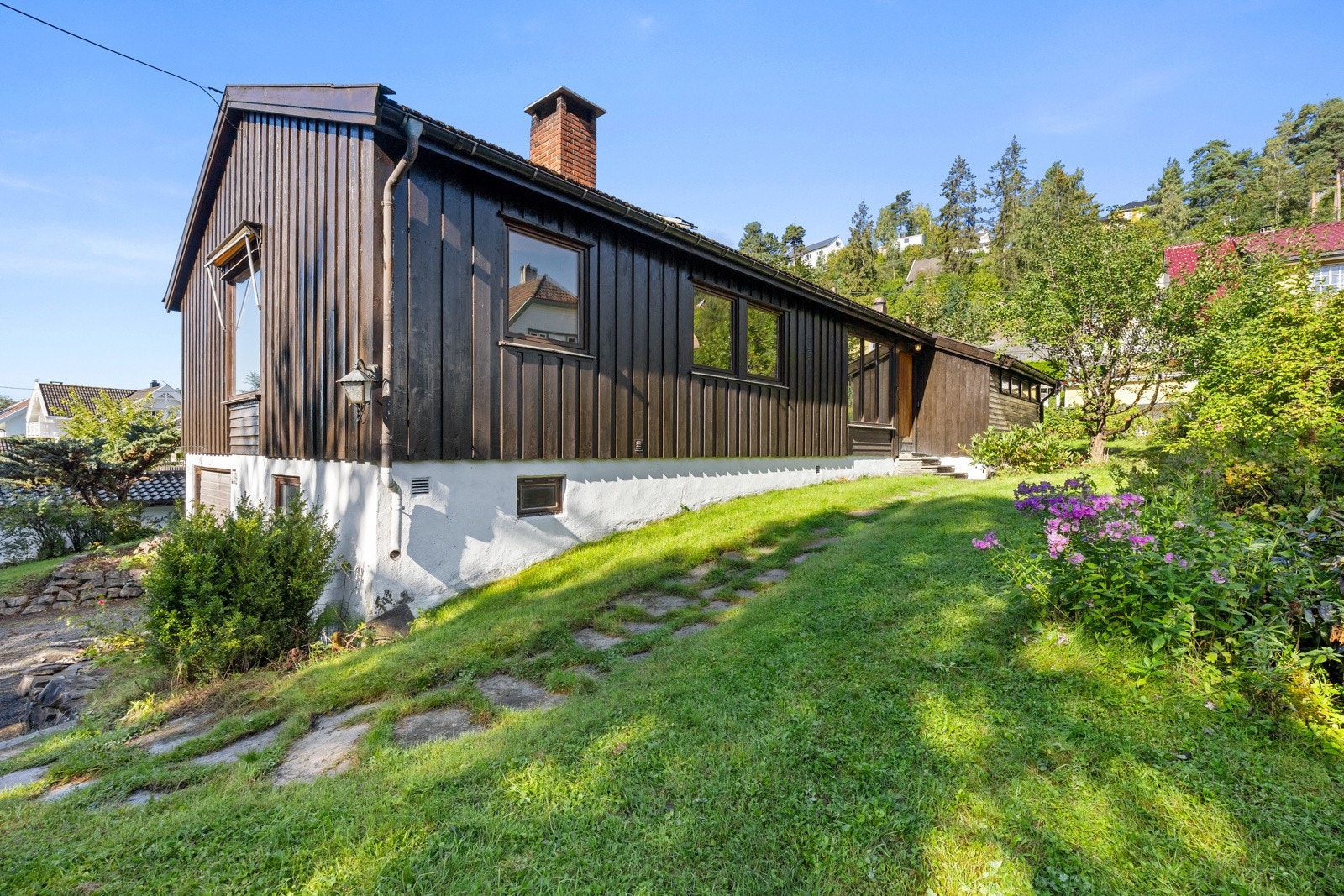 Velkommen til Bekkeveien 17B, presentert av eiendomsmegler Edvard Chapsang ved EIE eiendomsmegling avdeling Sandvika. Galleribilde