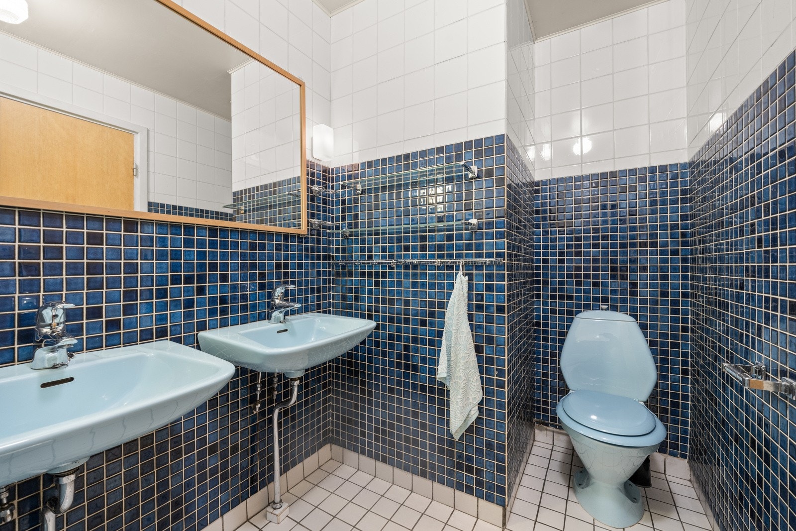 Flislagt baderom med dobbelservant. Galleribilde