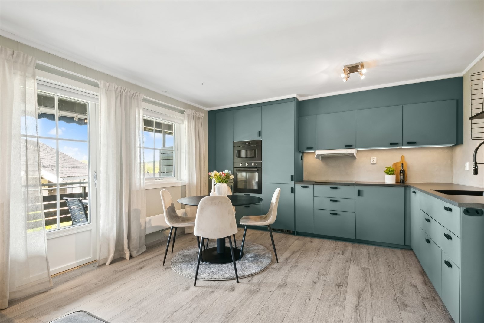 Utgang til terrasse på ca 21 m². Galleribilde