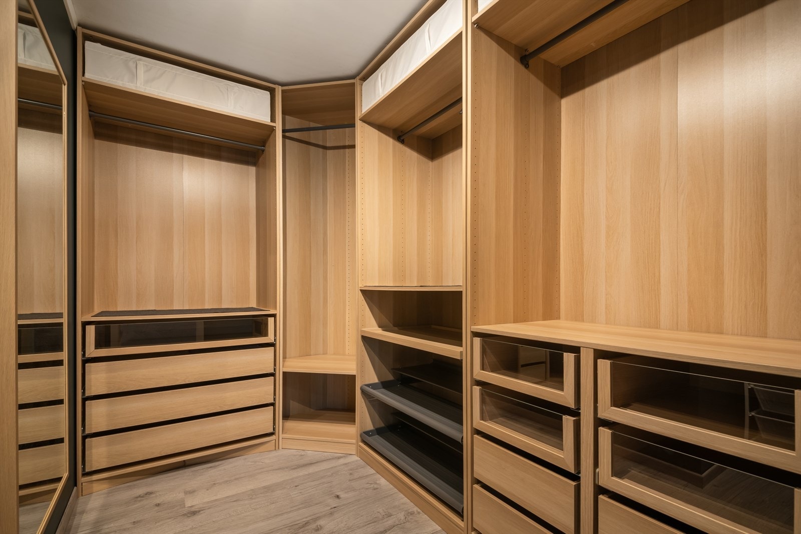 Praktisk walk-in-closet. Galleribilde