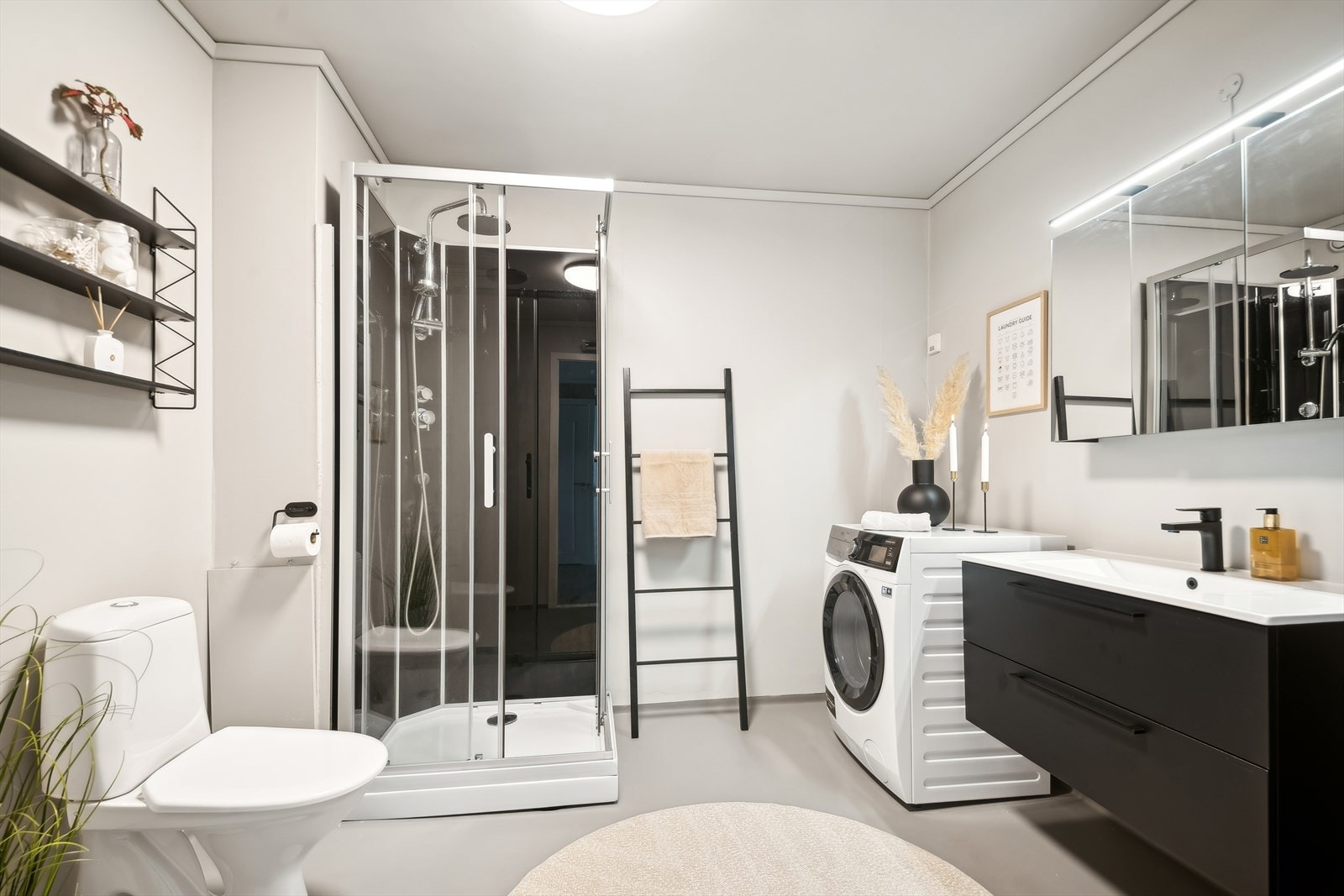 Lyst baderom modernisert i 2022 med ny innreding, dusjkabinett og malt overflater. God plass til vaskemaskin og tørketrommel! Galleribilde