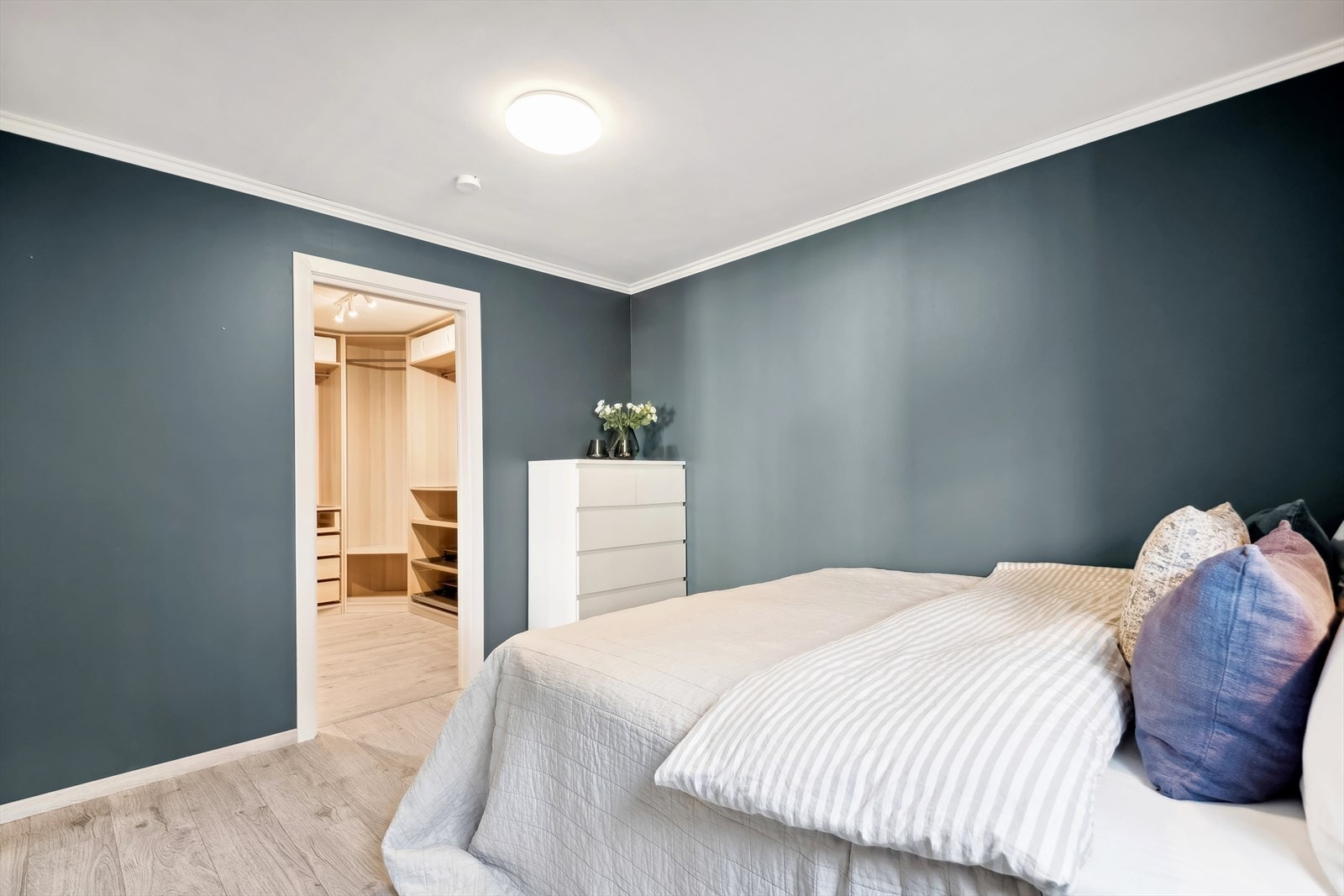 Fra soverommet er det direkte adkomst til walk-in-closet! Galleribilde