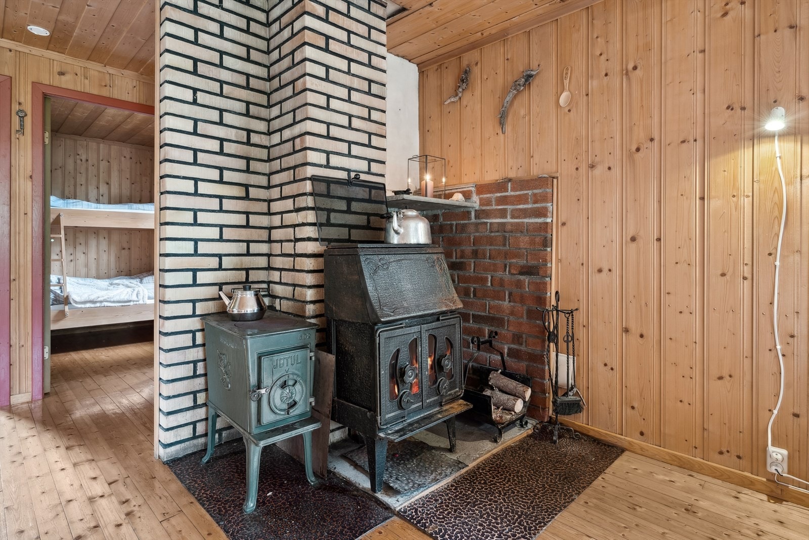 Hovedoppvarmingen er vedfyring. Galleribilde