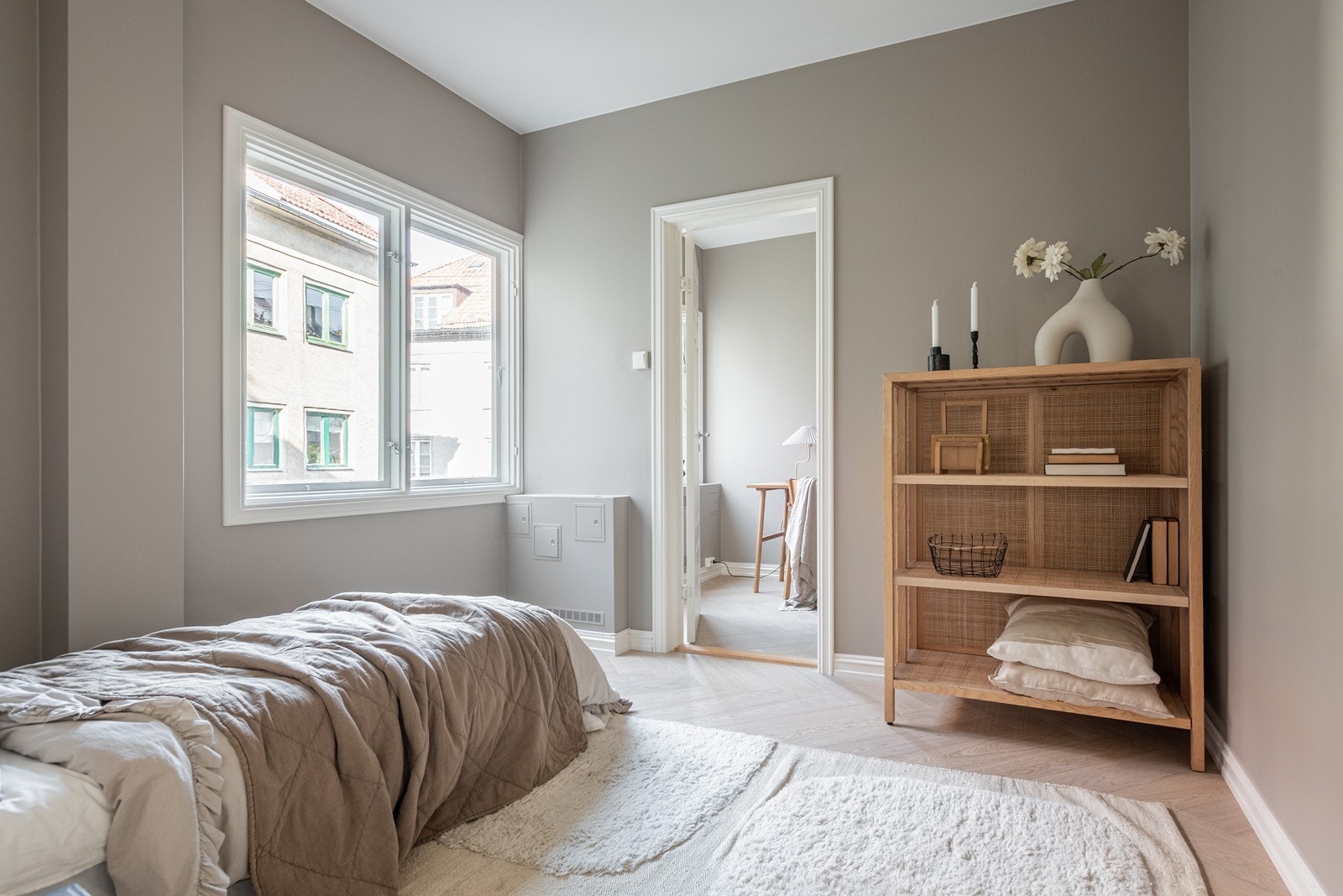 Soverom 2, med videre adkomst til soverom 3 alt. kontor Galleribilde