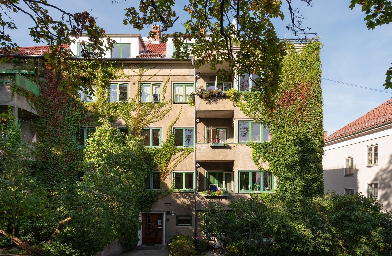 Skjermet og idyllisk i vakker bygård innerst i blindvei Galleribilde