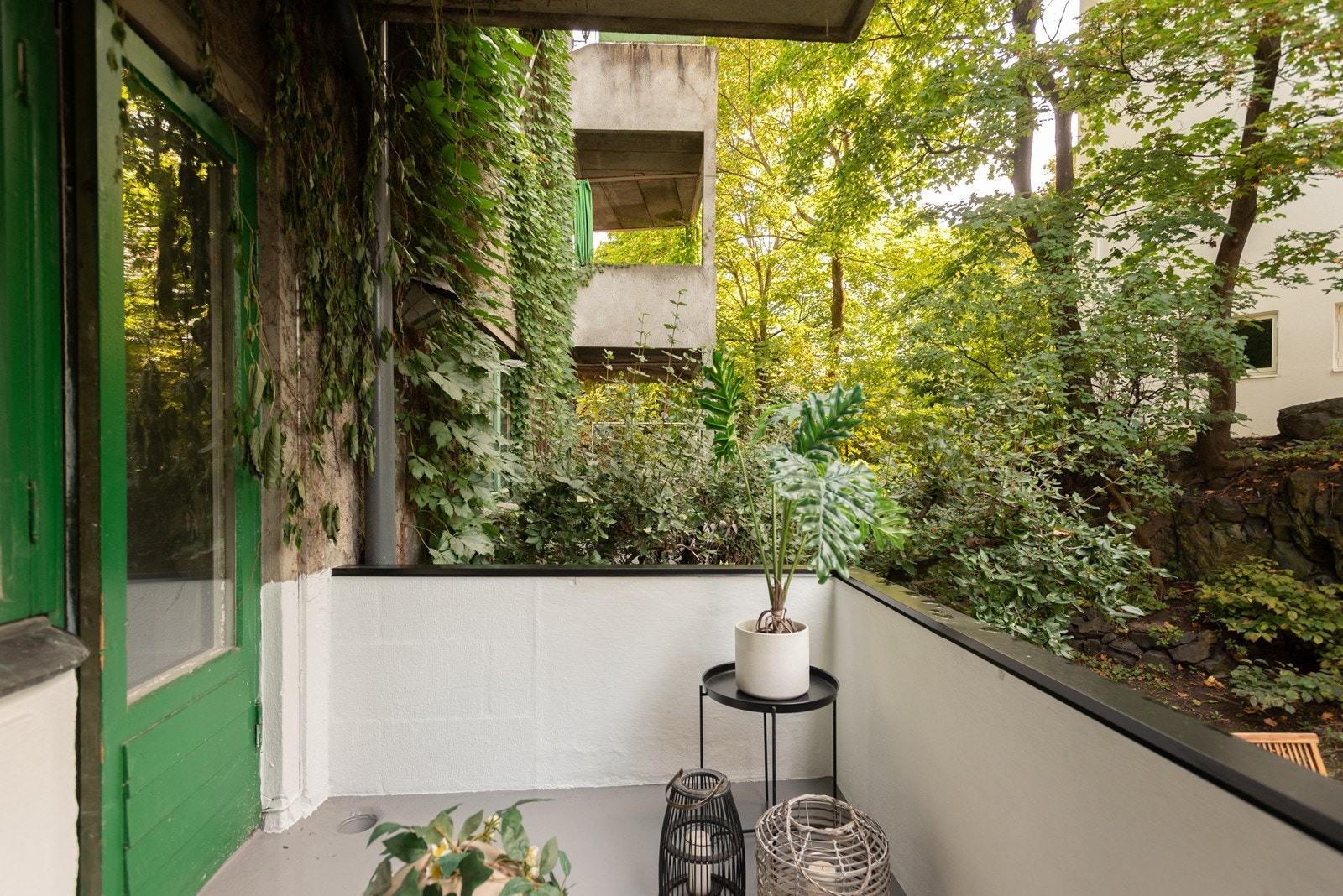 Her er det god plass til det man måtte ønske av utemøbler, et perfekt sted for late sommerdager! Galleribilde