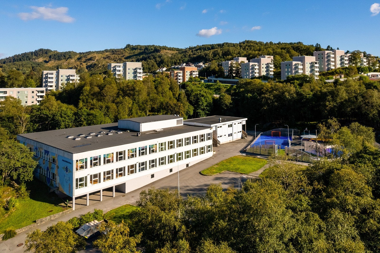 Få minutters gange til Mjølkeråen barneskole. Galleribilde