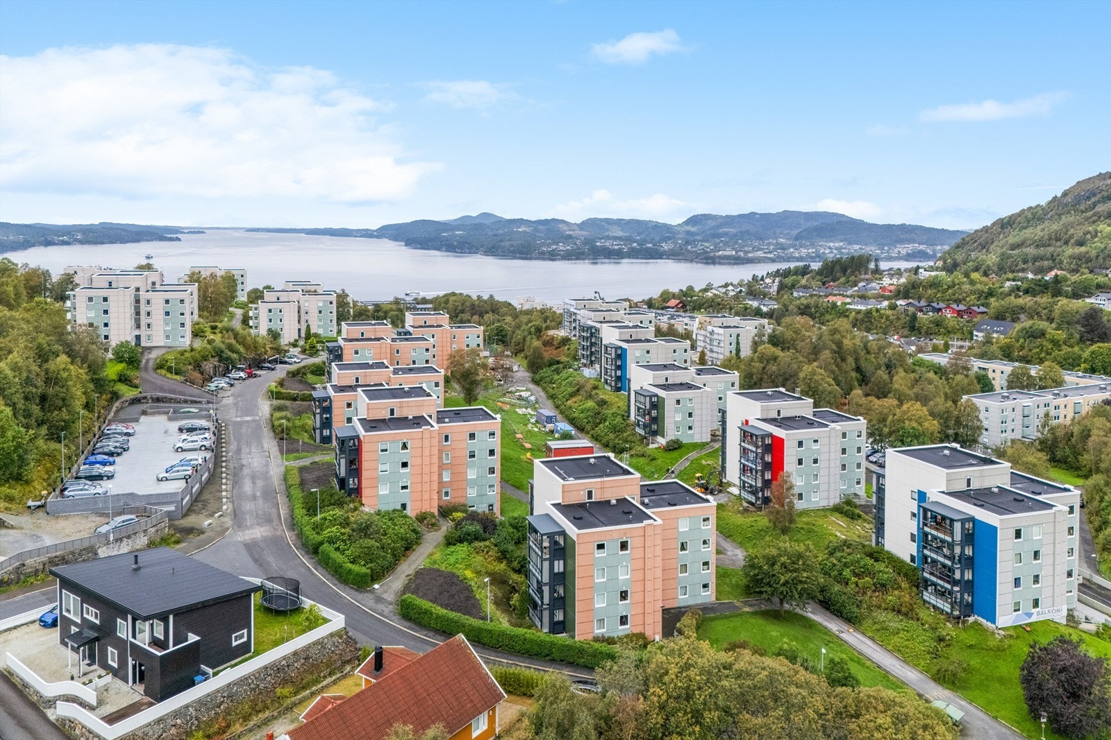 Leiligheten ligger fint til i et rolig og godt etablert boligområde med få minutters gange til busstopp, dagligvarebutikker, skole og barnehager. Galleribilde