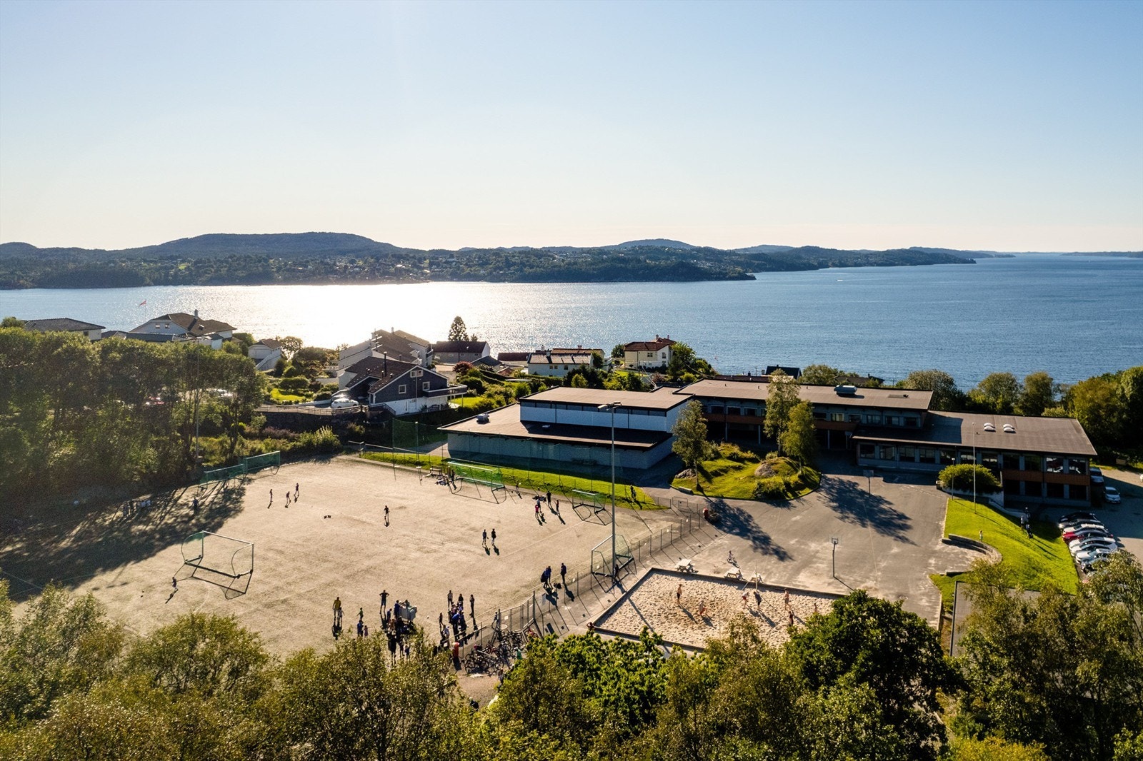 Mjølkeråen ungdomsskole med fotballbane og volleyballbane. Galleribilde