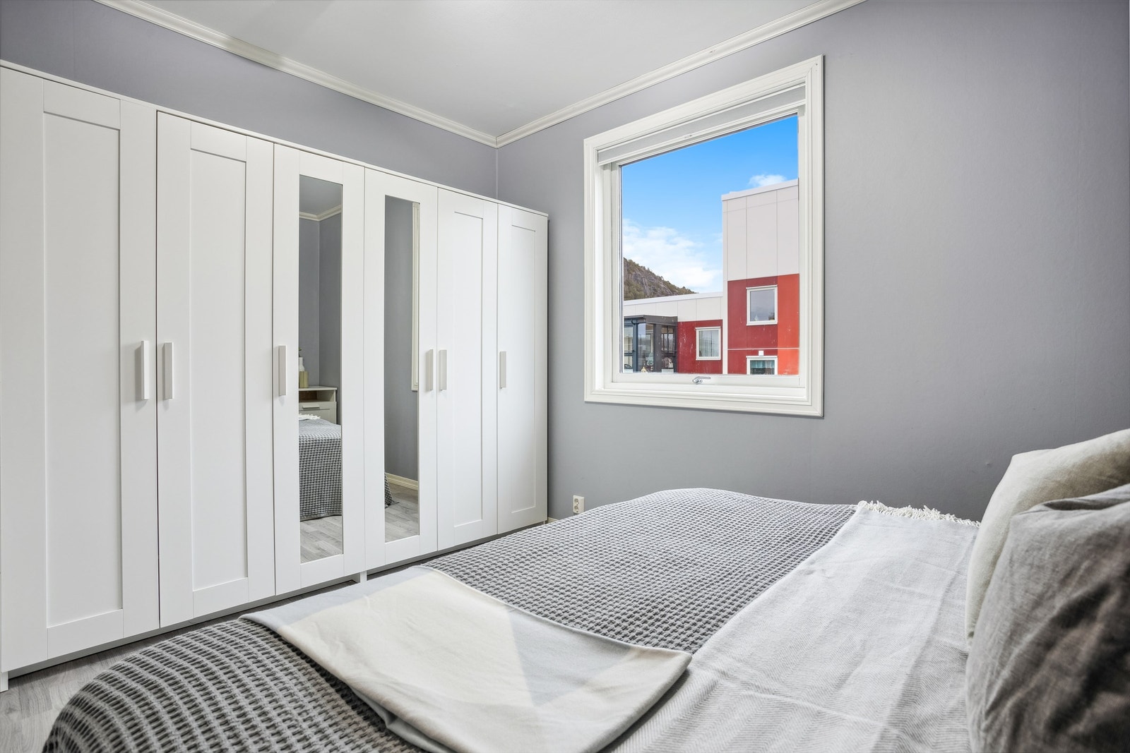 Garderobeskap medfølger. Galleribilde