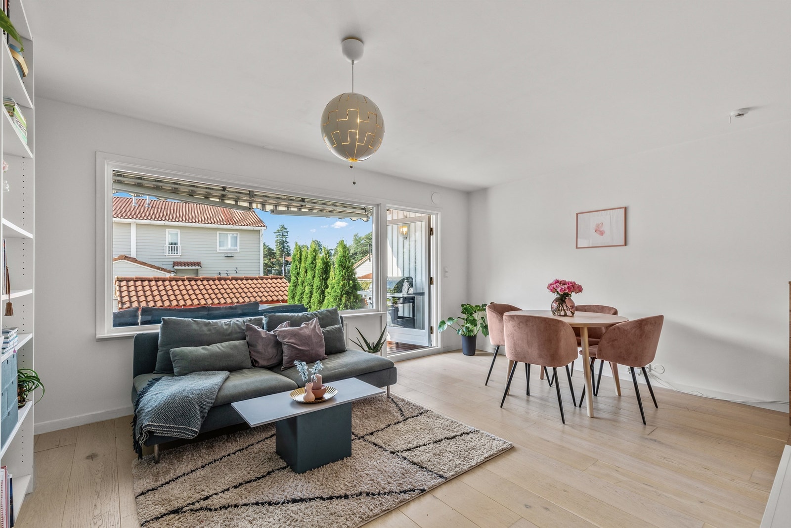 Utgang til en solrik terrasse Galleribilde