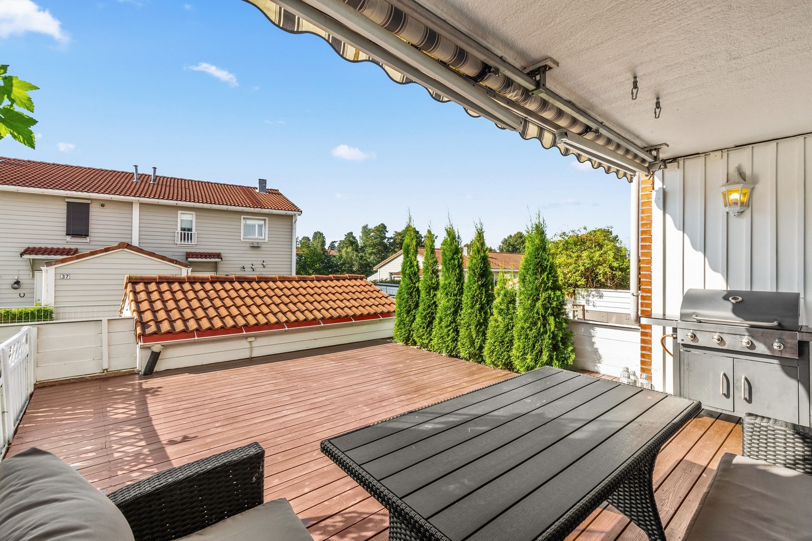 Plass til forskjellige utemøblering, grill, m.m. Galleribilde