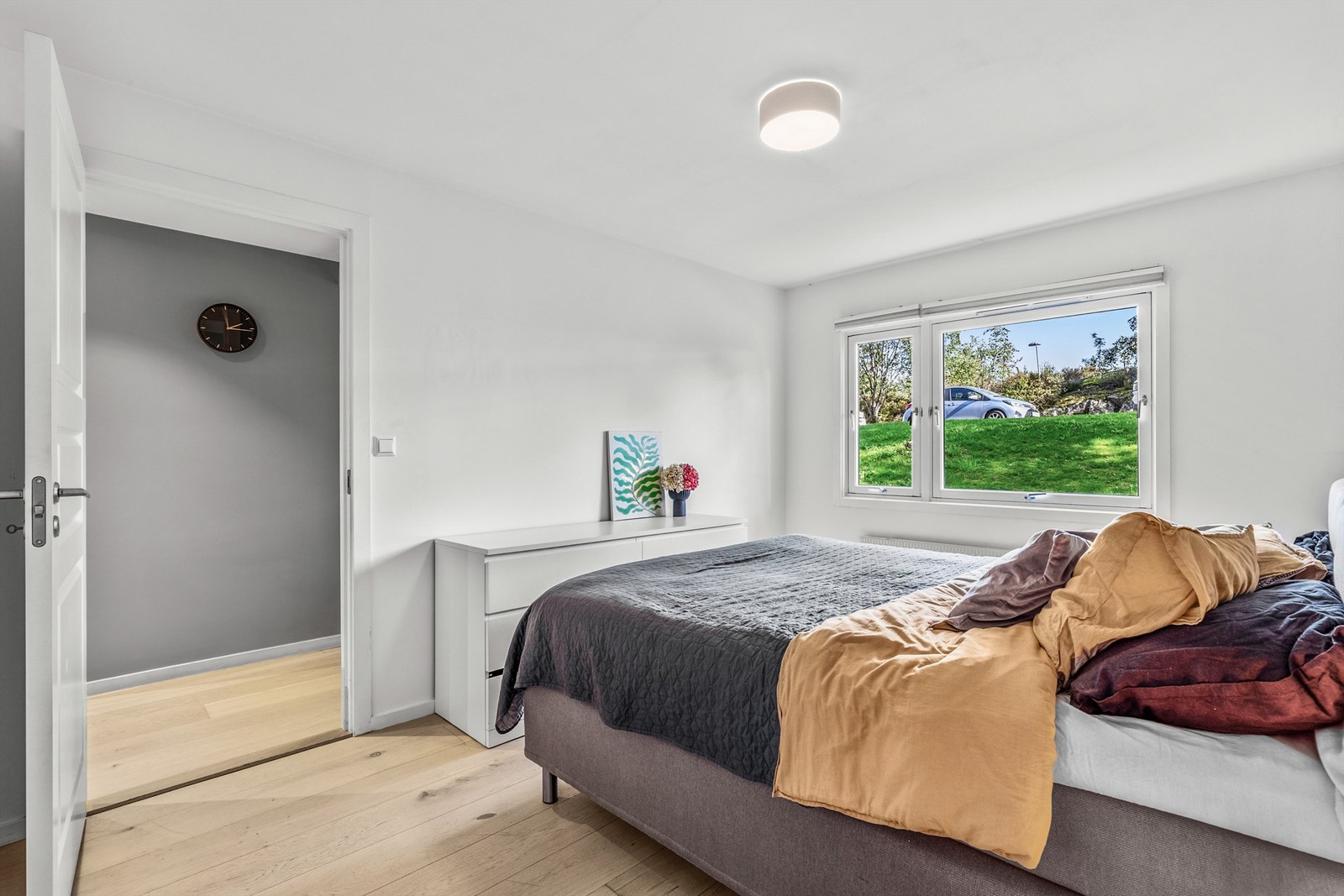 Plass til dobbeltseng, kommode, skrivebord, m.m. Galleribilde