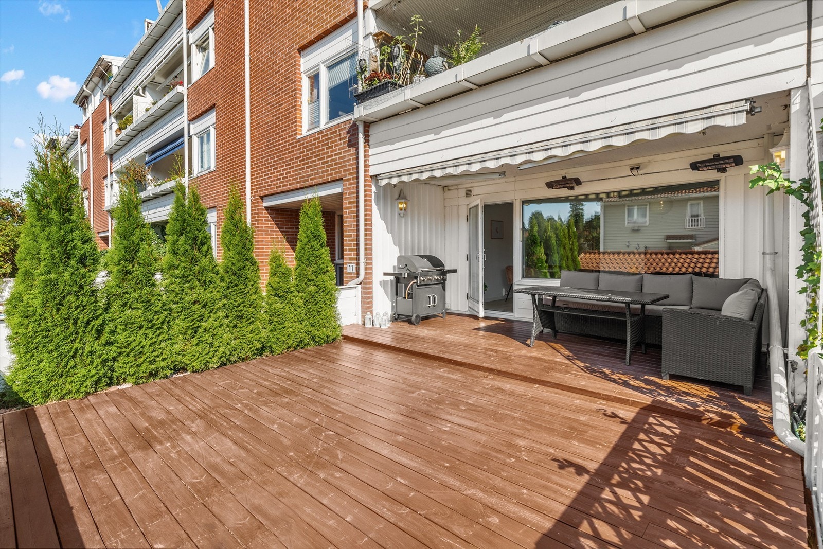 Delvis overbygget terrasse og markise - vestvendt terrasse med gode solforhold og varmelamper Galleribilde